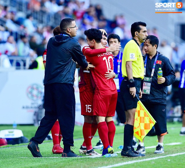 Ngồi ghế dự bị, khóc ngay trên sân bóng nhưng Đức Huy thực sự là cầu thủ may mắn nhất tuyển Việt Nam tối qua - Ảnh 3.