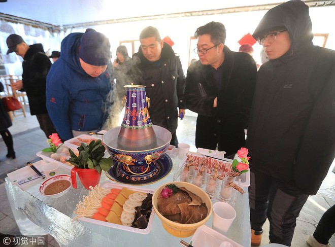 Hàng triệu người háo hức thưởng thức lẩu ở nhà hàng làm bằng băng chỉ mở cửa một lần mỗi năm - Ảnh 6.