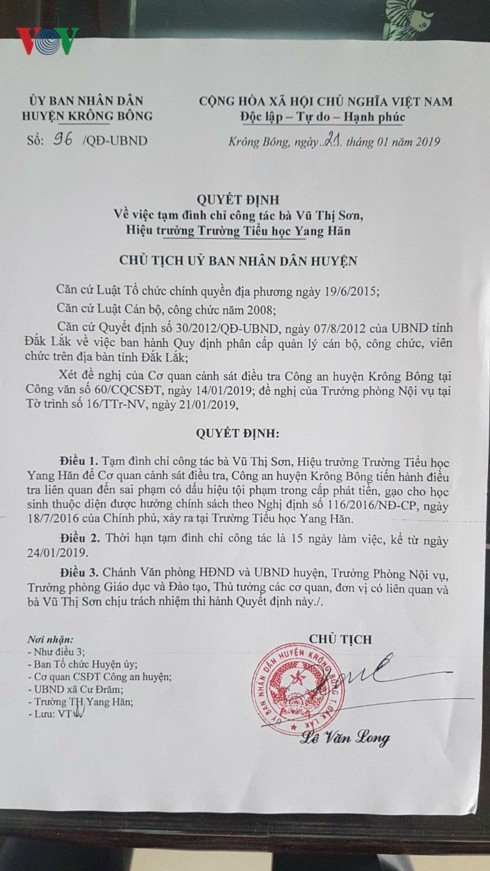 Bớt tiền hỗ trợ học sinh cho giáo viên, hiệu trưởng bị tạm đình chỉ - Ảnh 2.