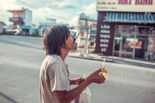 Nụ cười vô lo của người đàn ông lang thang khiến nhiều người cảm thấy bình yên: Dù giàu hay nghèo hãy luôn hạnh phúc với hiện tại - Ảnh 4.