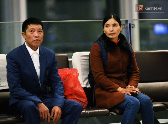 Bố mẹ Văn Hậu, Tiến Dũng và anh trai Quang Hải sang Dubai cổ vũ cho ĐT Việt Nam trong trận tứ kết Asian Cup gặp Nhật Bản - Ảnh 1.