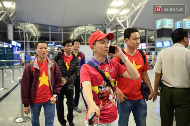 Hàng trăm CĐV từ Hà Nội - Hồ Chí Minh hội quân sang cổ vũ ĐT Việt Nam trong trận tứ kết Asian Cup 2019 - Ảnh 2.