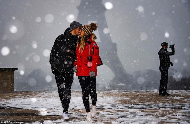 Paris đón tuyết đầu mùa sau nhiều tuần căng thẳng: Kẻ lãng mạn xuống phố, người cô đơn chống chọi giá rét - Ảnh 1.