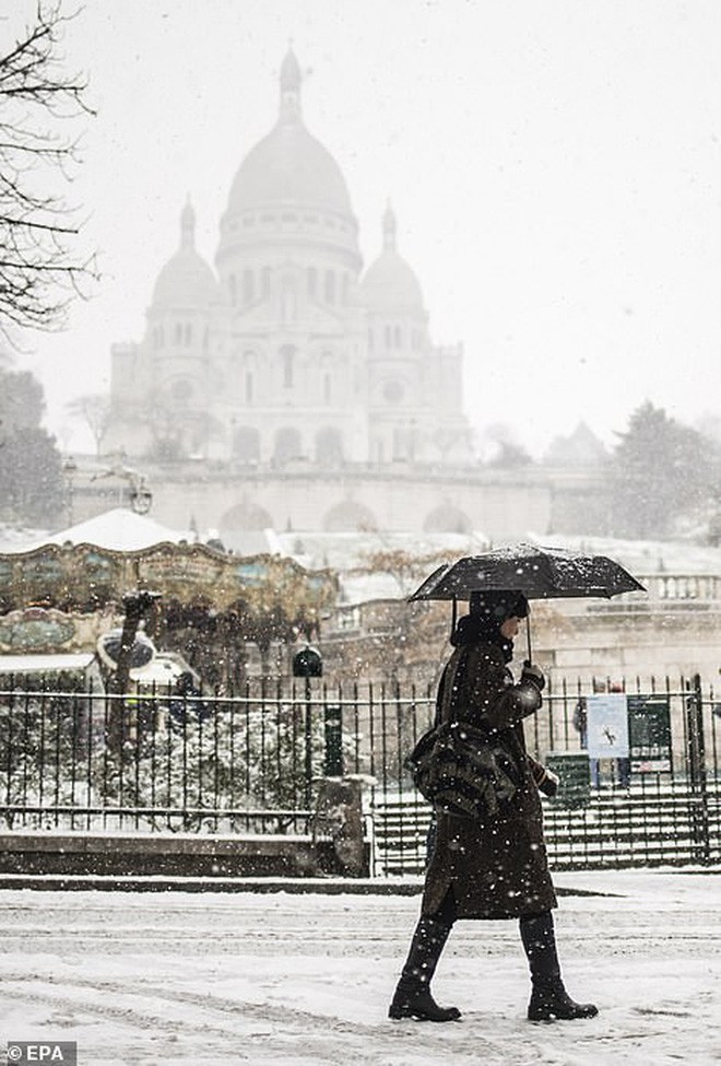 Paris đón tuyết đầu mùa sau nhiều tuần căng thẳng: Kẻ lãng mạn xuống phố, người cô đơn chống chọi giá rét - Ảnh 2.