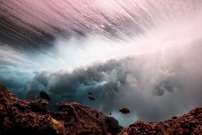 [Góc mãn nhãn] Ngắm vẻ đẹp đầy kỳ ảo của những con sóng biển khi nhìn từ dưới lòng đại dương - Ảnh 11.