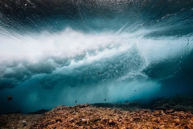 [Góc mãn nhãn] Ngắm vẻ đẹp đầy kỳ ảo của những con sóng biển khi nhìn từ dưới lòng đại dương - Ảnh 12.