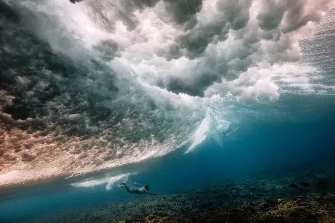 [Góc mãn nhãn] Ngắm vẻ đẹp đầy kỳ ảo của những con sóng biển khi nhìn từ dưới lòng đại dương - Ảnh 13.