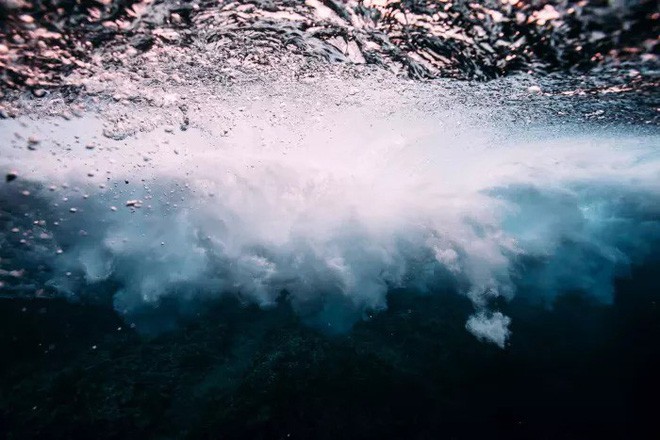 [Góc mãn nhãn] Ngắm vẻ đẹp đầy kỳ ảo của những con sóng biển khi nhìn từ dưới lòng đại dương - Ảnh 14.
