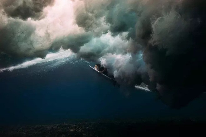 [Góc mãn nhãn] Ngắm vẻ đẹp đầy kỳ ảo của những con sóng biển khi nhìn từ dưới lòng đại dương - Ảnh 15.