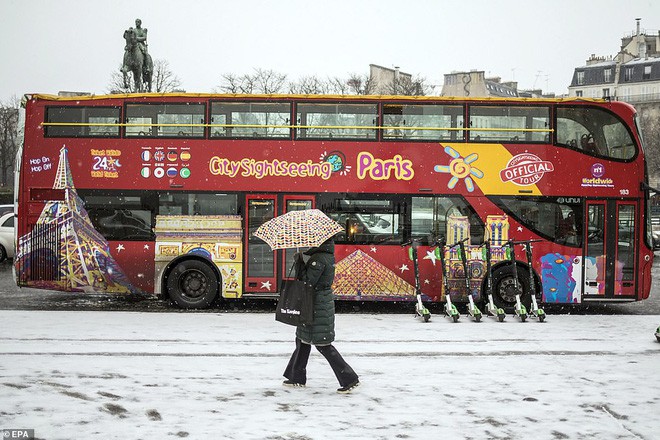 Paris đón tuyết đầu mùa sau nhiều tuần căng thẳng: Kẻ lãng mạn xuống phố, người cô đơn chống chọi giá rét - Ảnh 3.