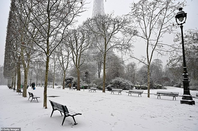 Paris đón tuyết đầu mùa sau nhiều tuần căng thẳng: Kẻ lãng mạn xuống phố, người cô đơn chống chọi giá rét - Ảnh 4.