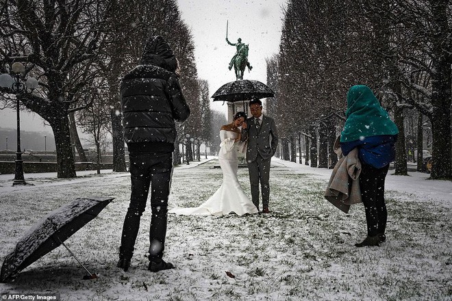 Paris đón tuyết đầu mùa sau nhiều tuần căng thẳng: Kẻ lãng mạn xuống phố, người cô đơn chống chọi giá rét - Ảnh 7.