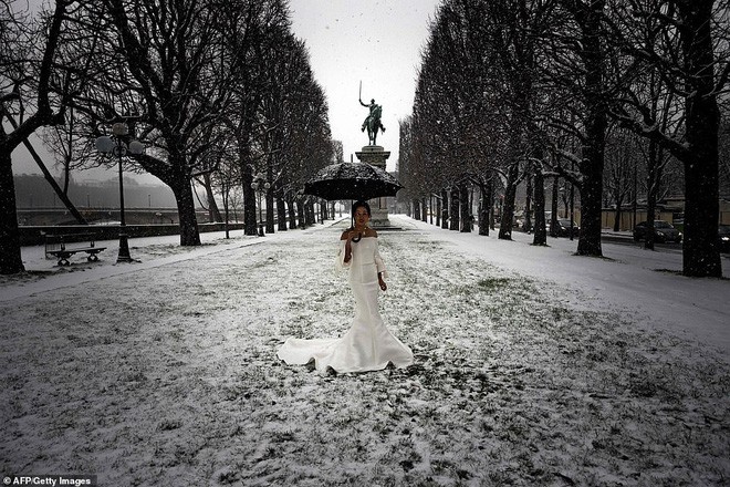 Paris đón tuyết đầu mùa sau nhiều tuần căng thẳng: Kẻ lãng mạn xuống phố, người cô đơn chống chọi giá rét - Ảnh 8.