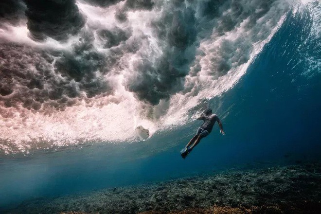 [Góc mãn nhãn] Ngắm vẻ đẹp đầy kỳ ảo của những con sóng biển khi nhìn từ dưới lòng đại dương - Ảnh 10.