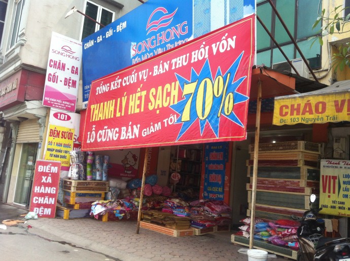 Áo ấm chân dài, bán cả nhà cả cửa và những biển xả hàng cuối năm khiến thượng đế bật cười - Ảnh 6. Áo ấm chân dài, bán cả nhà cả cửa và những biển xả hàng cuối năm khiến thượng đế bật cười - Ảnh 6.