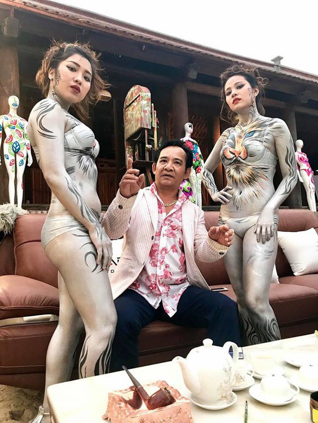Hình ảnh Quang Tèo ngồi giữa 2 người mẫu body painting gây tranh cãi - Ảnh 2.