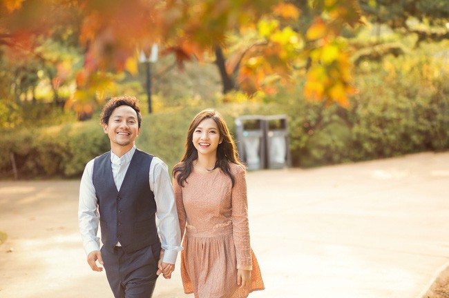 Trọn bộ ảnh cưới ngập tràn sắc vàng của vợ chồng rapper Tiến Đạt - Thụy Vy chụp ở Hàn Quốc - Ảnh 1.