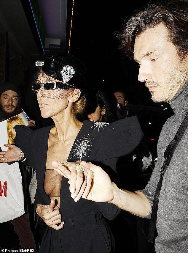 Celine Dion lại gây sốc khi diện váy xẻ sâu khoe ngực với cơ thể nhăn nheo - Ảnh 4.