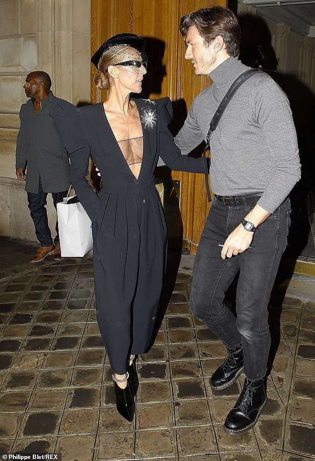 Celine Dion lại gây sốc khi diện váy xẻ sâu khoe ngực với cơ thể nhăn nheo - Ảnh 5.
