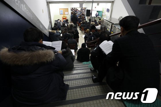 Choáng váng cảnh phụ huynh Hàn Quốc ngồi la liệt ở cầu thang để nghe bí kíp thi đỗ đại học cho con - Ảnh 1.