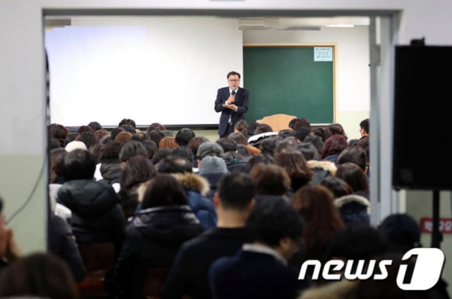Choáng váng cảnh phụ huynh Hàn Quốc ngồi la liệt ở cầu thang để nghe bí kíp thi đỗ đại học cho con - Ảnh 2.