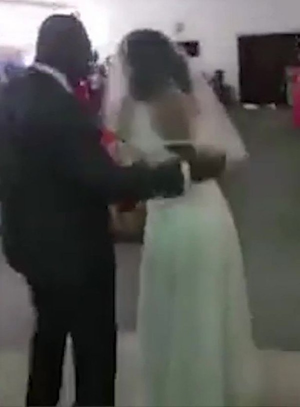 Tình nhân của chú rể xuất hiện trong bộ váy cưới gây náo loạn cả hôn lễ - Ảnh 2.