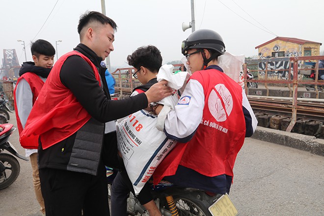 Sợ tắc đường’, người dân thả cá chép tiễn ông Công ông Táo về trời sớm - Ảnh 9.