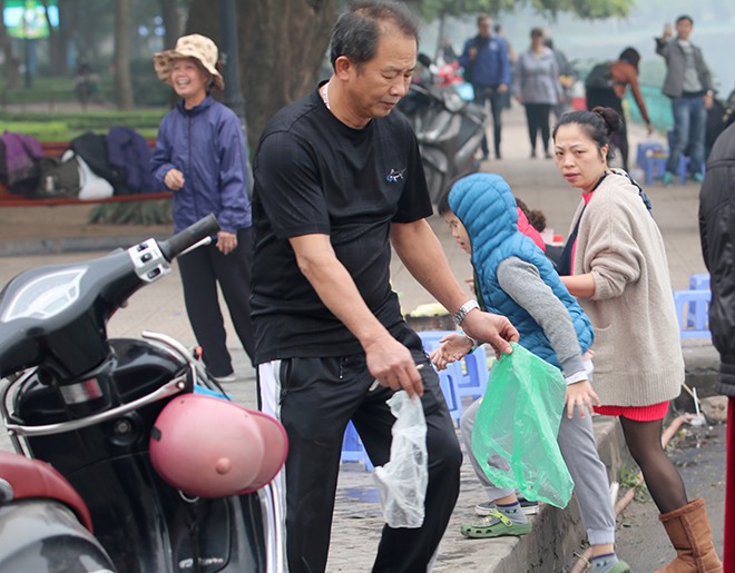 Sợ tắc đường’, người dân thả cá chép tiễn ông Công ông Táo về trời sớm - Ảnh 11.