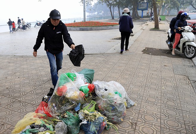 Sợ tắc đường’, người dân thả cá chép tiễn ông Công ông Táo về trời sớm - Ảnh 12.