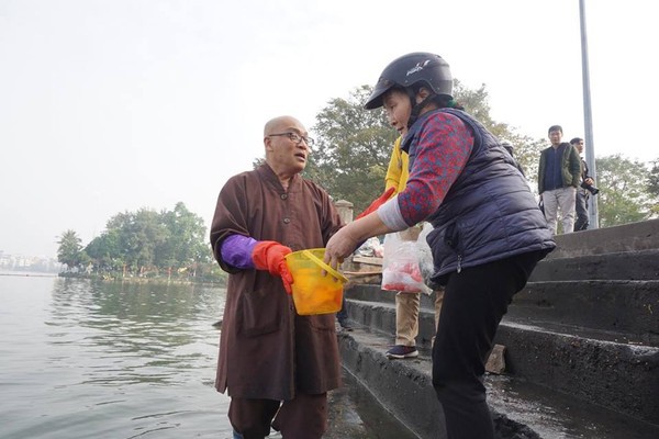 Chưa kịp về chầu trời ngày ông Công ông Táo, nhiều cá chép lăn ra chết vì người dân thả quá nhiều bụi tro xuống hồ - Ảnh 3.