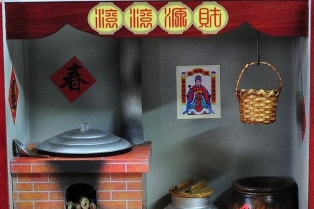Sự khác biệt trong phong tục thờ cúng Táo Quân của Trung Quốc và Việt Nam: Đốt ngựa giấy, mâm cơm cúng đầy đồ ngọt - Ảnh 6.