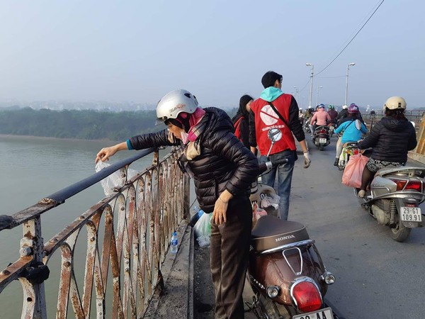 Chưa kịp về chầu trời ngày ông Công ông Táo, nhiều cá chép lăn ra chết vì người dân thả quá nhiều bụi tro xuống hồ - Ảnh 7.