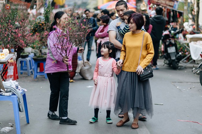 Rộn ràng không khí Tết tại chợ hoa Hàng Lược - phiên chợ truyền thống lâu đời nhất ở Hà Nội - Ảnh 17.