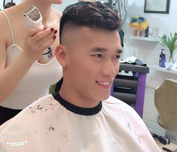 Loạt cầu thủ đội tuyển Việt Nam khoe tóc mới đón Tết, bất ngờ nhất là kiểu đầu của Quang Hải, Đức Chinh - Ảnh 6.