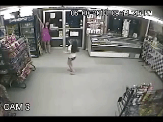 Sắp rời siêu thị, 2 mẹ con chứng kiến vụ trộm có 1 không 2: Chưa mất gì, chỉ khổ kẻ trộm - Ảnh 2.