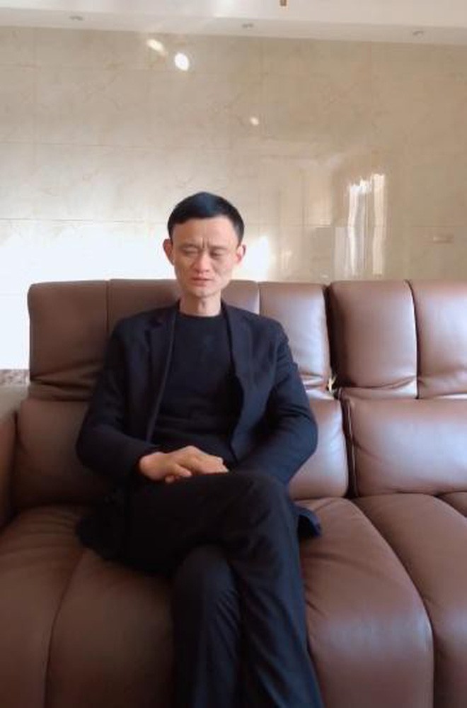 Ông chủ hàng tạp hoá bỗng dưng nổi đình đám với hơn 1 triệu fan trên MXH vì quá giống Jack Ma - Ảnh 1.