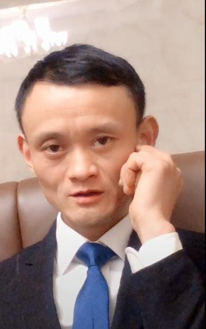 Ông chủ hàng tạp hoá bỗng dưng nổi đình đám với hơn 1 triệu fan trên MXH vì quá giống Jack Ma - Ảnh 2.