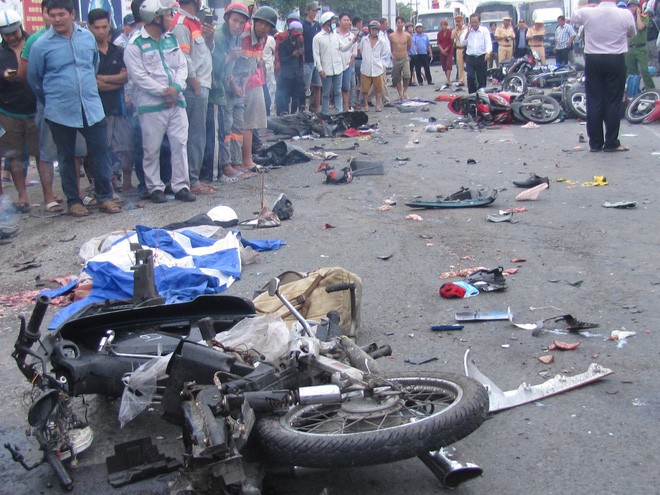 Thai phụ vụ container tông 21 xe máy ám ảnh nhớ lại: Chân của một người chết đè lên chân tôi - Ảnh 1.