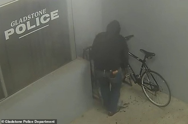Góc khó hiểu: Thanh niên vào đồn công an ăn trộm xe đạp, đang loay hoay tác nghiệp thì bị tóm - Ảnh 1.