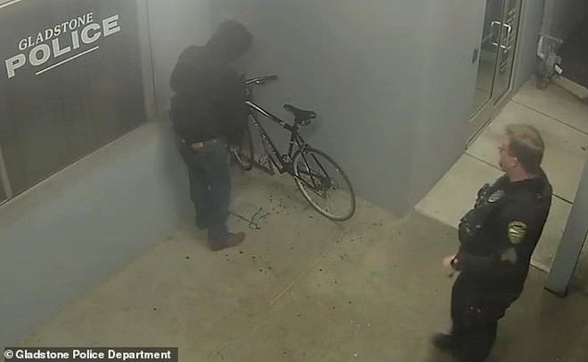 Góc khó hiểu: Thanh niên vào đồn công an ăn trộm xe đạp, đang loay hoay tác nghiệp thì bị tóm - Ảnh 2.