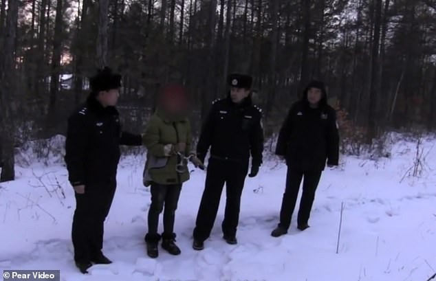Bé trai sơ sinh bị bỏ rơi trong thời tiết lạnh giá -28 độ, nghe lý do cảnh sát lập tức tống giam bà mẹ - Ảnh 5.