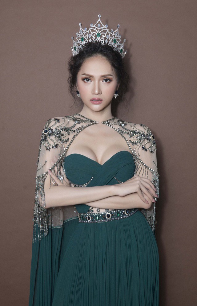 Hãy ngắm nhìn vẻ đẹp rực rỡ của Hoa hậu Hương Giang trong bộ ảnh mới nhất. Sự lịch lãm và phong cách của cô nàng Hoa hậu chắc chắn sẽ làm bạn thích thú và xuýt xoa.
