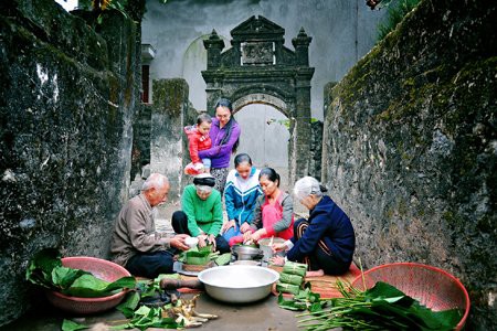 Ý nghĩa nhân sinh, văn hóa sâu sắc của tục gói bánh chưng, bánh dày ngày Tết - Ảnh 1.