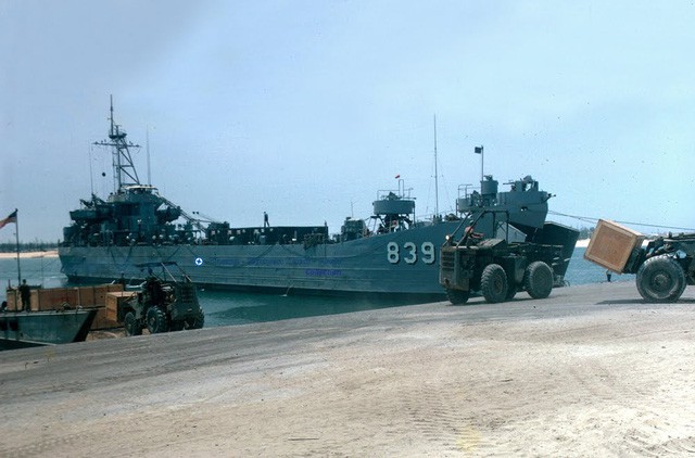 Giàn tên lửa 8 nòng và đứa con khỏe mạnh của Đào Huy Vũ trên bãi biển Cửa Việt - Ảnh 2.