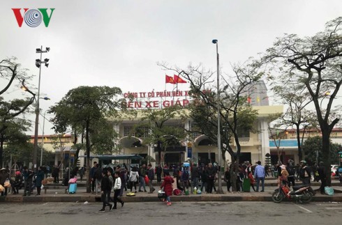 5 bến xe ở Hà Nội “cõng” cả triệu khách về đón Xuân - Ảnh 2.