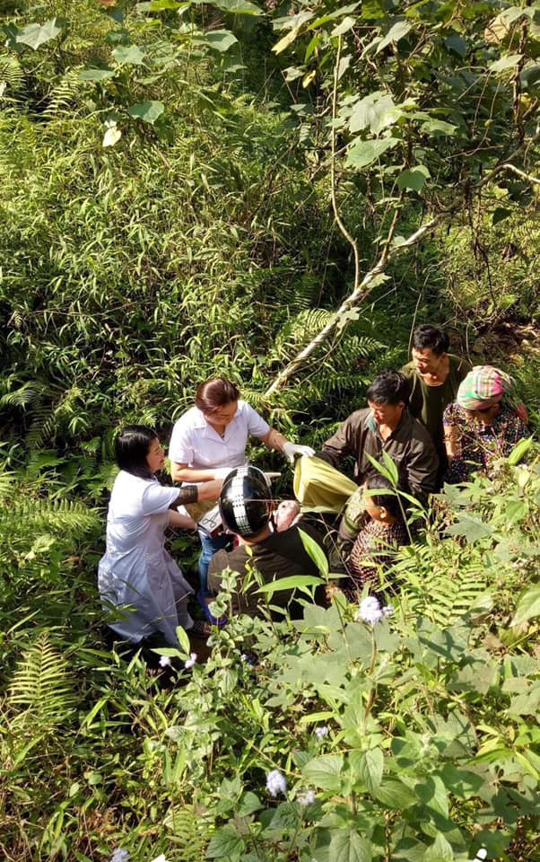 Chuyện hy hữu ngày 26 Tết ở Hà Giang: Bác sỹ đỡ đẻ cho thai phụ dưới khe núi sâu 10m - Ảnh 1.