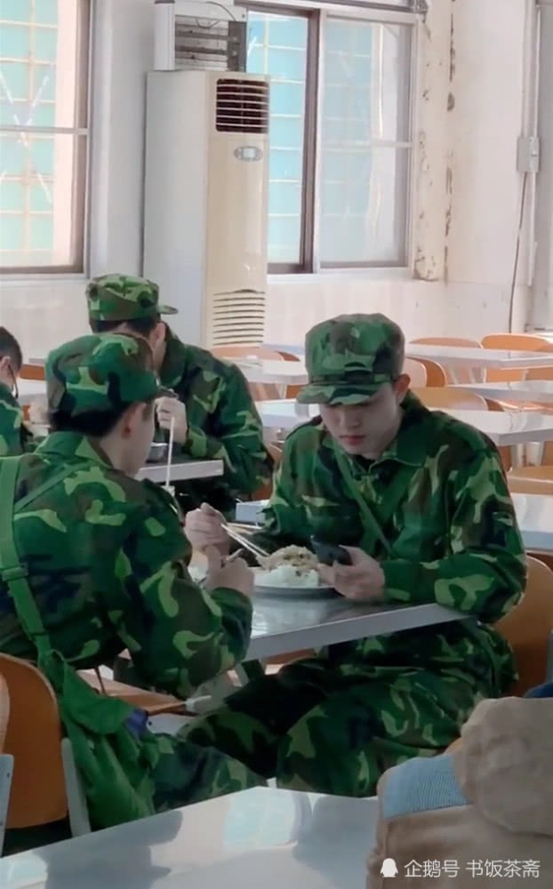 Video quay lén nam sinh đẹp trai trong canteen gây sốt trên mạng, điều siêu bất ngờ nằm ở cuối video - Ảnh 2.