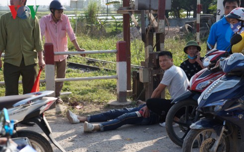 Tông vào lan can đường, ba thanh niên trên xe máy thương vong - Ảnh 1.