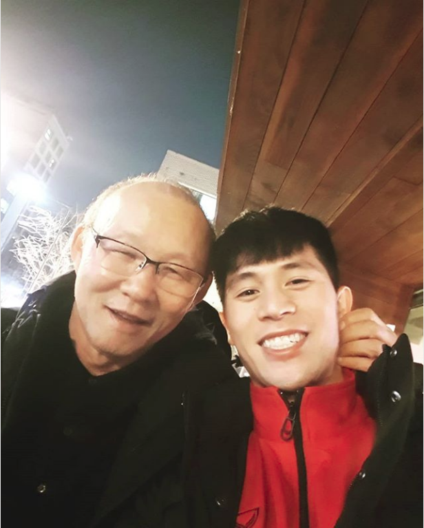 Đình Trọng hội ngộ vị thầy ngủ gật Park Hang-seo ở Hàn Quốc, 2 thầy trò khoác vai ấm áp khiến fan thích thú - Ảnh 3.