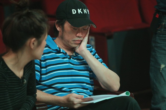 Hoài Linh ngủ thiếp đi vì mệt, Trấn Thành té sõng soài trong buổi tập kịch Tết - Ảnh 4.